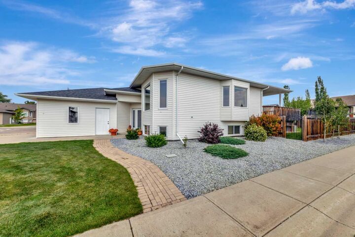 Property Photo: 2001 47A Avenue Close SK S9V 1N8