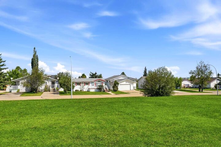 Property Photo:  4591 Eastview Crescent  AB T0C 2J0 