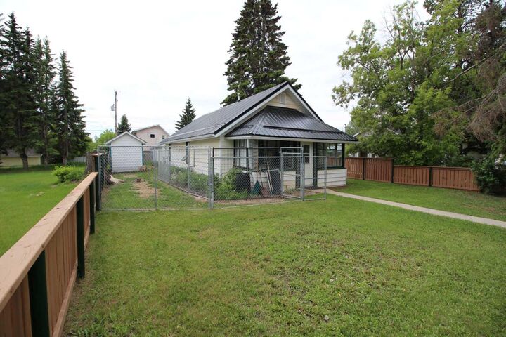 Property Photo:  4915 52 Avenue  AB T0M 0X0 