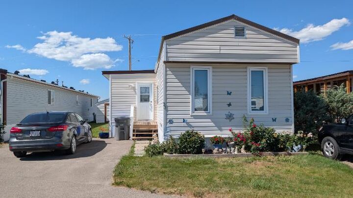 Property Photo:  5853 4 Street W 33  AB T0L 0T0 