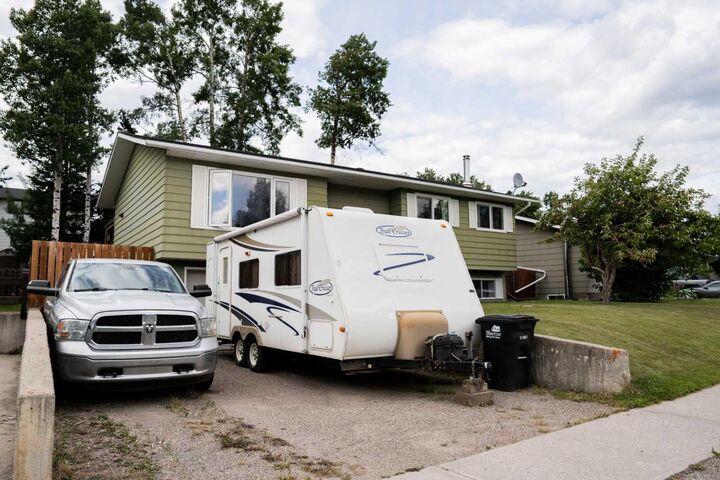 Property Photo: 402 Mountain Street AB T7V 1K6