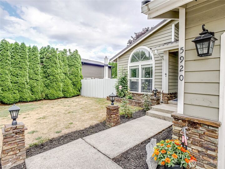Property Photo:  5920  35th Way SE  WA 98092 