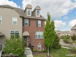 Property Photo: 333 Glenhurst Boulevard 9 MI 48307