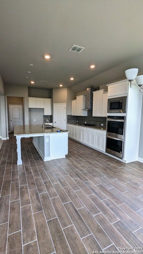 Property Photo:  530 Singing Crk  TX 78070 