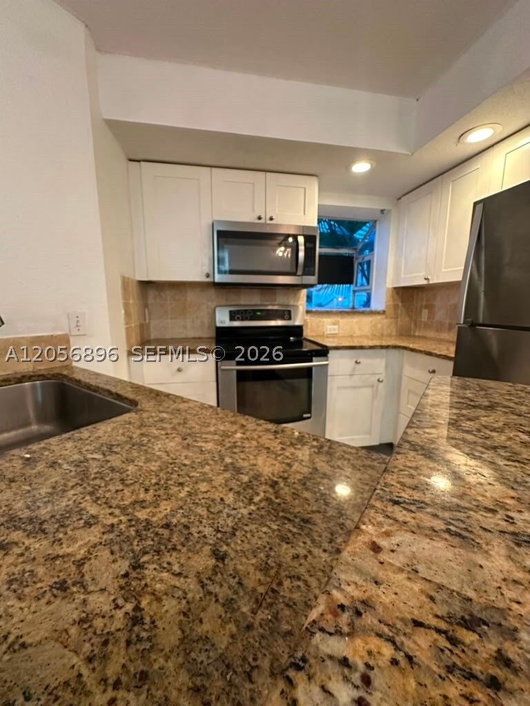 Property Photo: 3330 N Pinewalk Dr N 1611 FL 33063