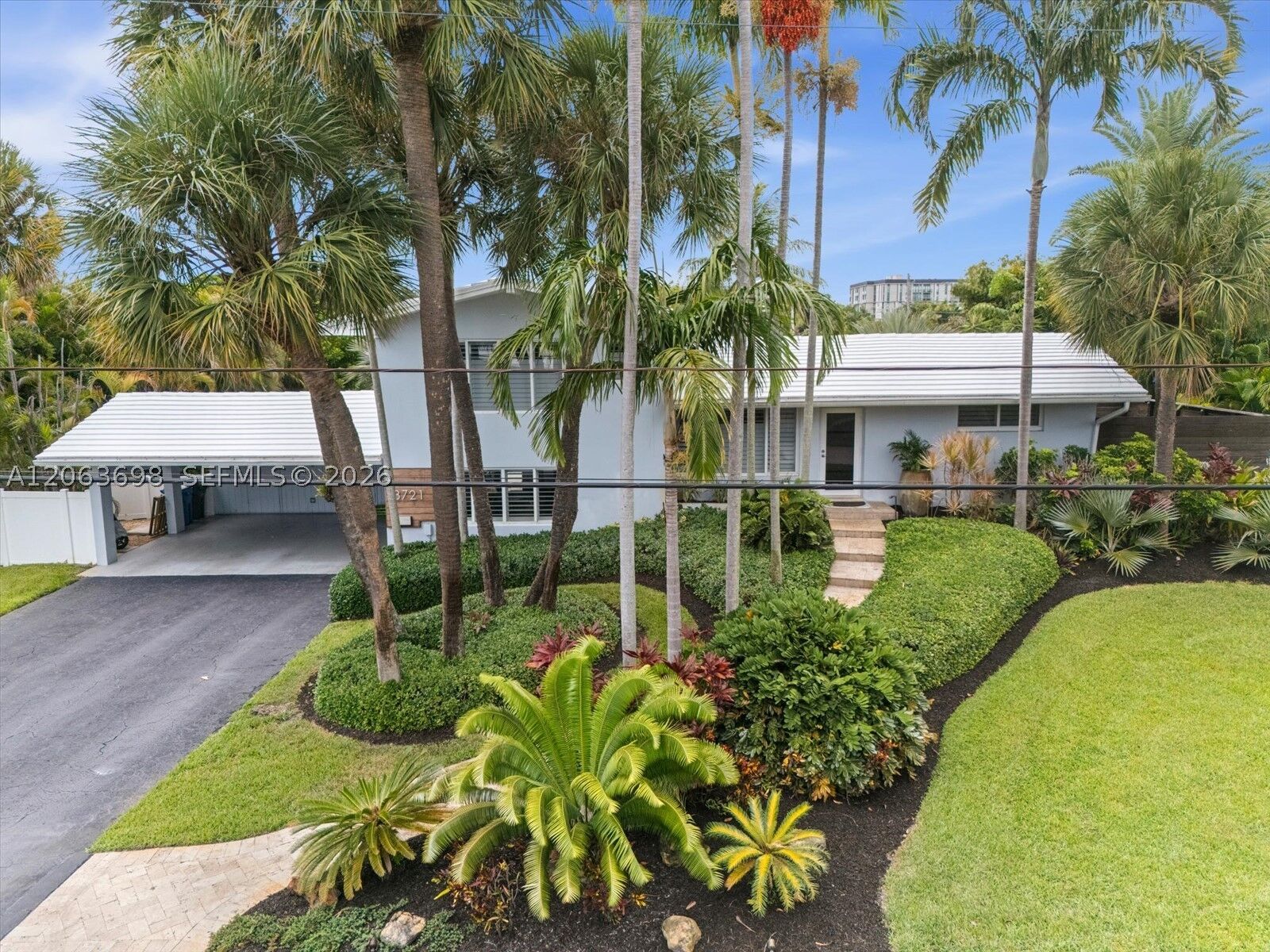 Property Photo:  3721 NE 15th Ave  FL 33334 