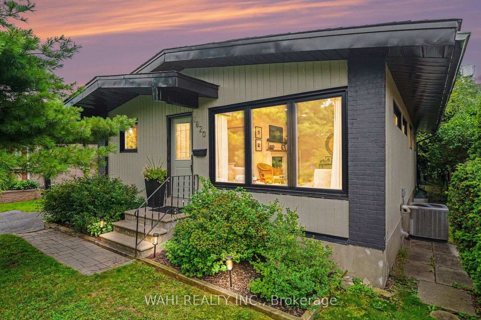 Property Photo: 1820 Lorraine Avenue ON K1H 6Z8