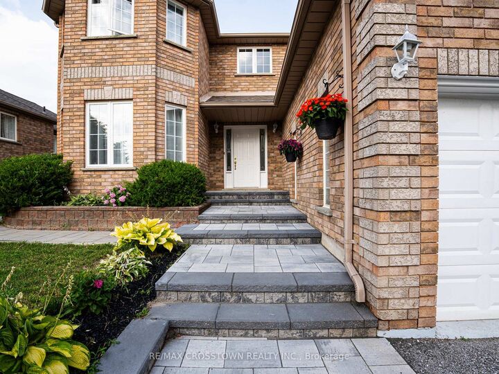 Property Photo:  31 Logan Court  ON L4N 8G9 