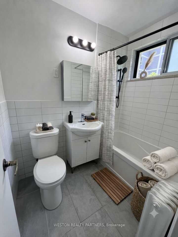 Property Photo:  88 Wellesley Street E 304  ON M4Y 1H4 