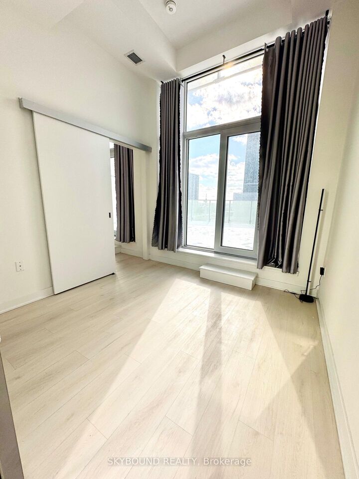 Property Photo: 3900 Confederation Parkway 529 ON L5B 0K7