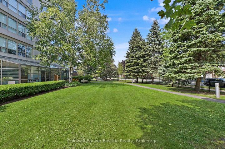 Photo de la propriété:  712 Rossland Road E 1011  ON L1N 9E8 