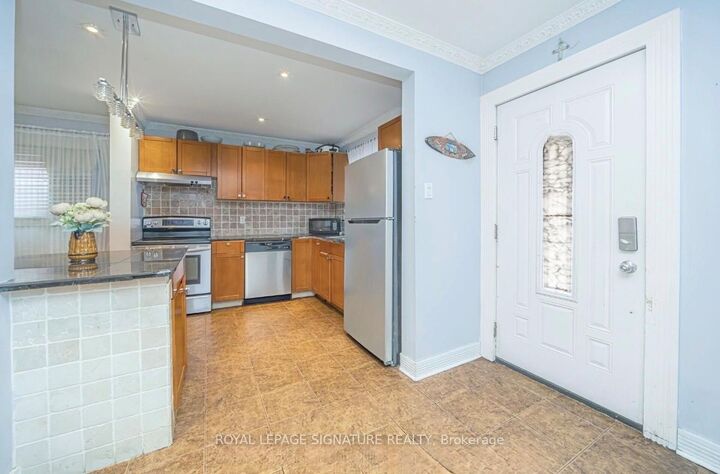 Property Photo: 19 Gatsby Square Room 1 ON L6S 2H4