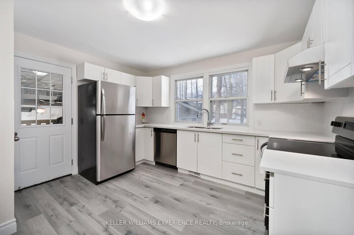 Property Photo: 52 Cundles Road E Upper ON L4M 2Z7