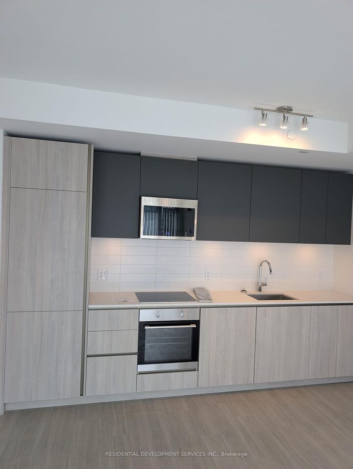 Property Photo: 28 Widmer Street Lph29 ON M5V 0T2