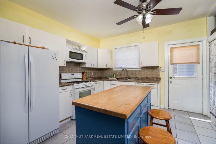 Property Photo: 9 East Mary Street ON K0K 2T0