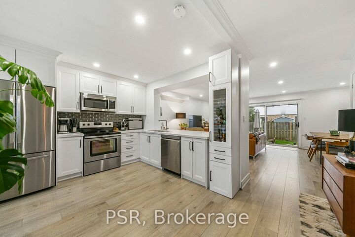 Property Photo:  6540 Falconer Drive 104  ON L5N 1M1 