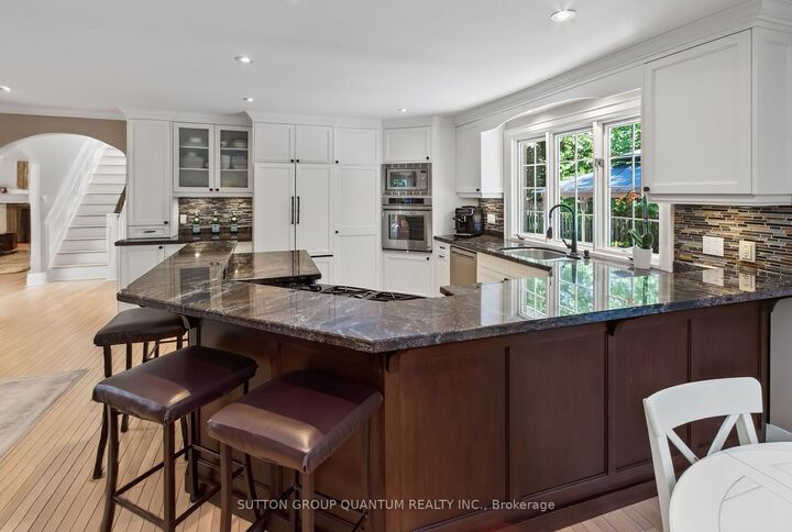 Property Photo: 1391 Queen Victoria Avenue ON L5H 3H2