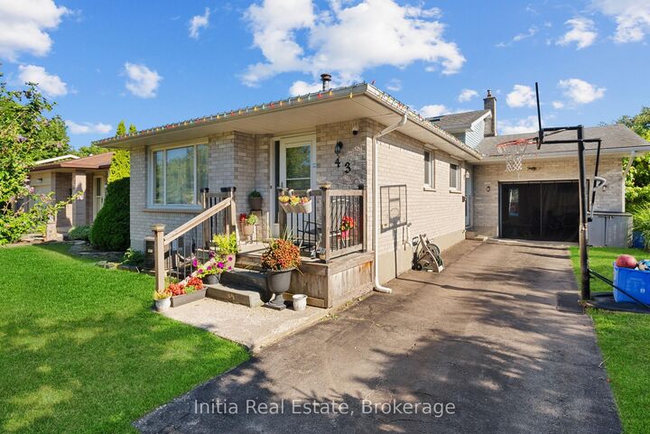 43 Sussex Crescent — photo 1