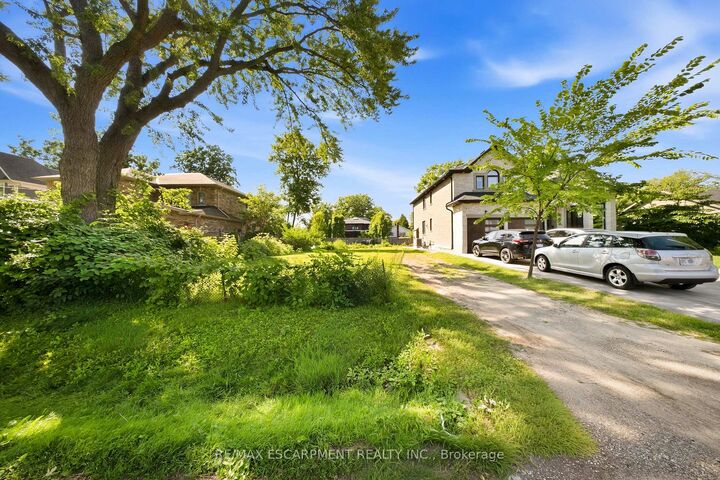 Property Photo:  75 Troy Street  ON L5G 1S6 