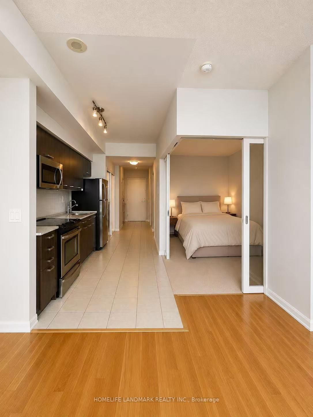 Property Photo:  832 Bay Street 1601  ON M5S 1Z6 