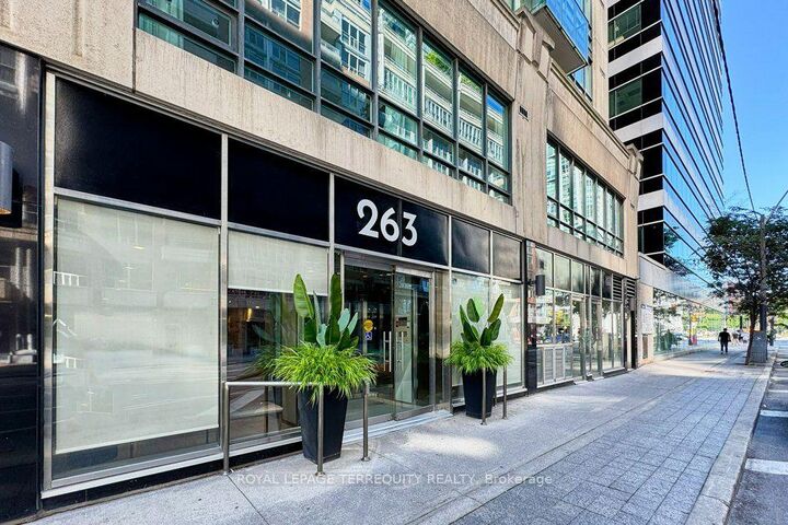 263 Wellington Street W 903 — photo 1