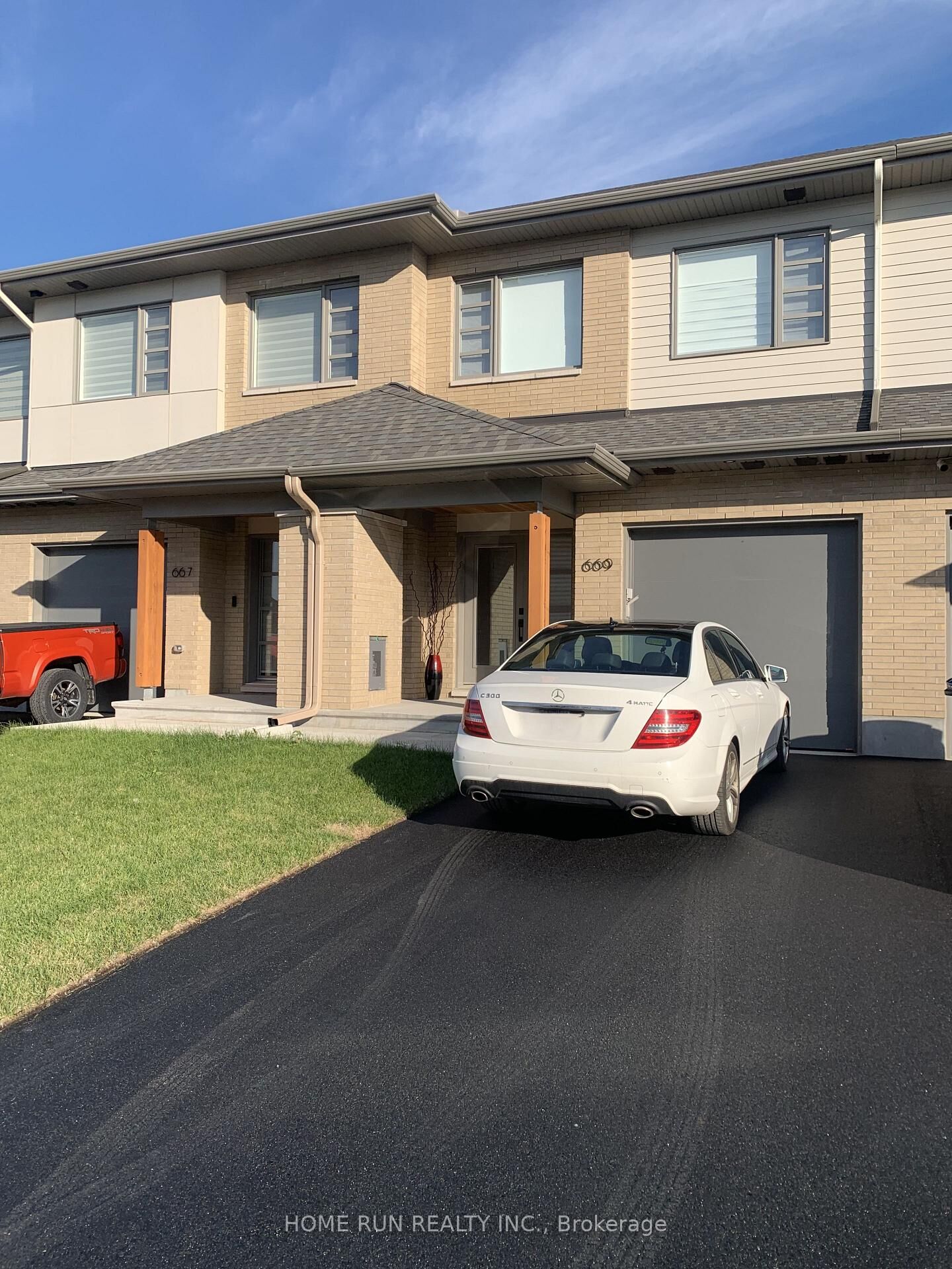 Property Photo:  669 Honeydew Street  ON K1X 0K5 