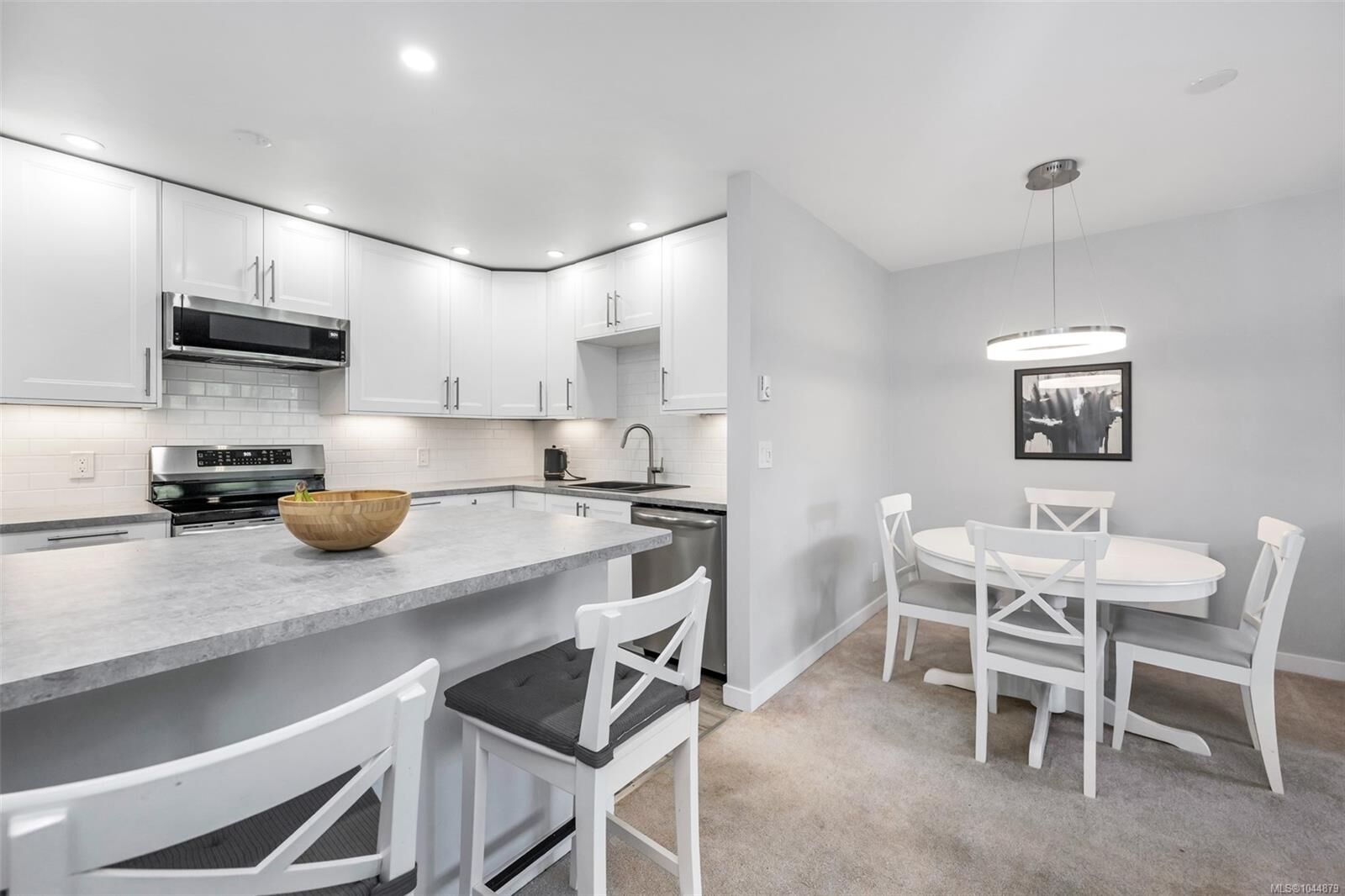 Property Photo: 3900 Shelbourne St #201 BC V8P 4H8