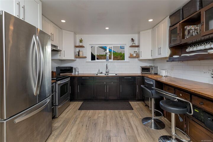 Property Photo: 862 Canterbury Rd BC V8X 3E6
