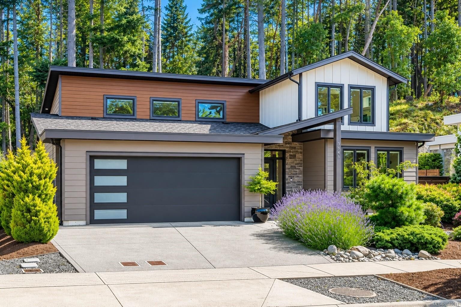 Property Photo: 3845 Glen Oaks Dr BC V9T 0G8