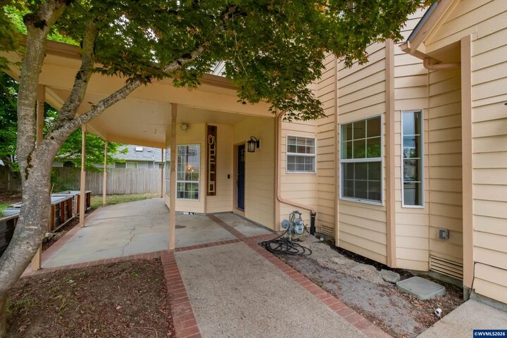 Property Photo: 1209 Bent Grass Ct NE OR 97303