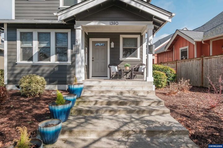 Property Photo: 1390 Gwinn St E OR 97361