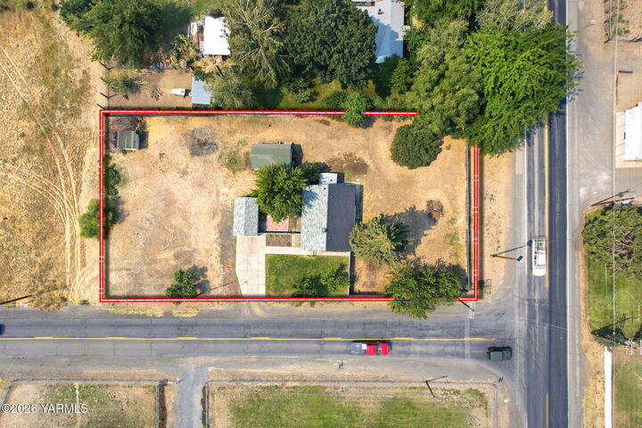 Property Photo: 2602 S 90th Ave WA 98903