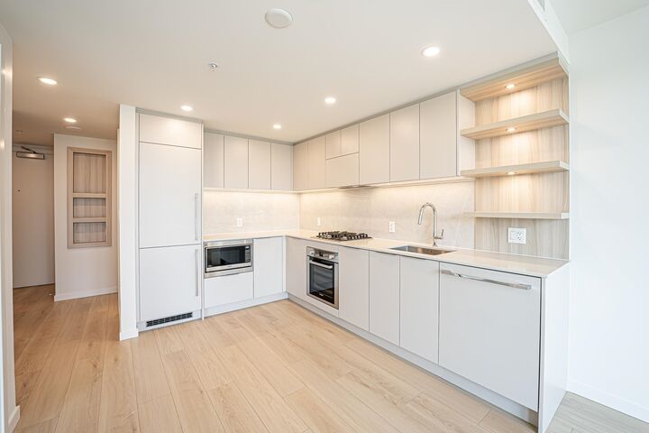 Property Photo: 311 Alderson Avenue 1904 BC V3K 0K3