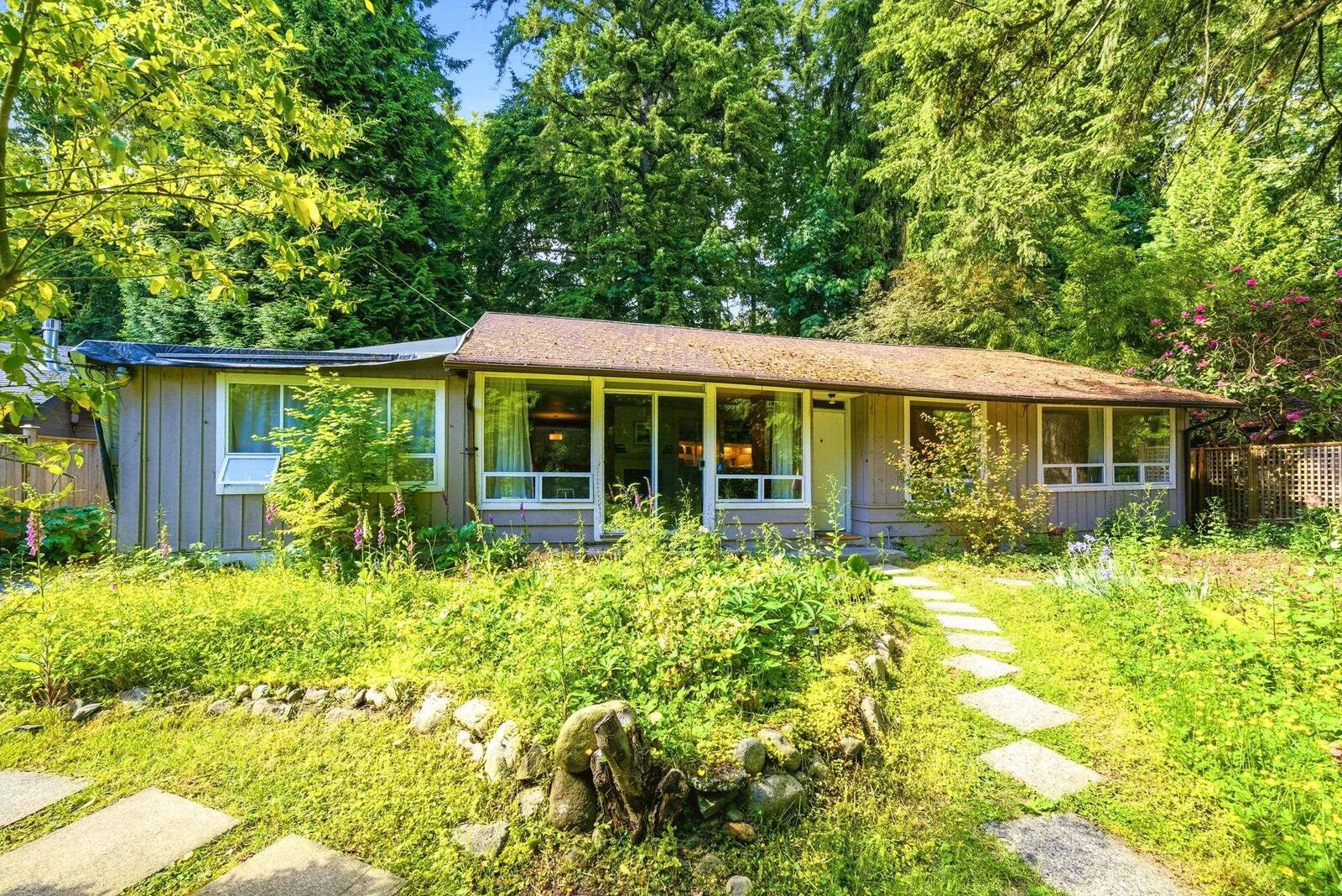 Property Photo: 1463 Avonlynn Crescent BC V7J 2V2