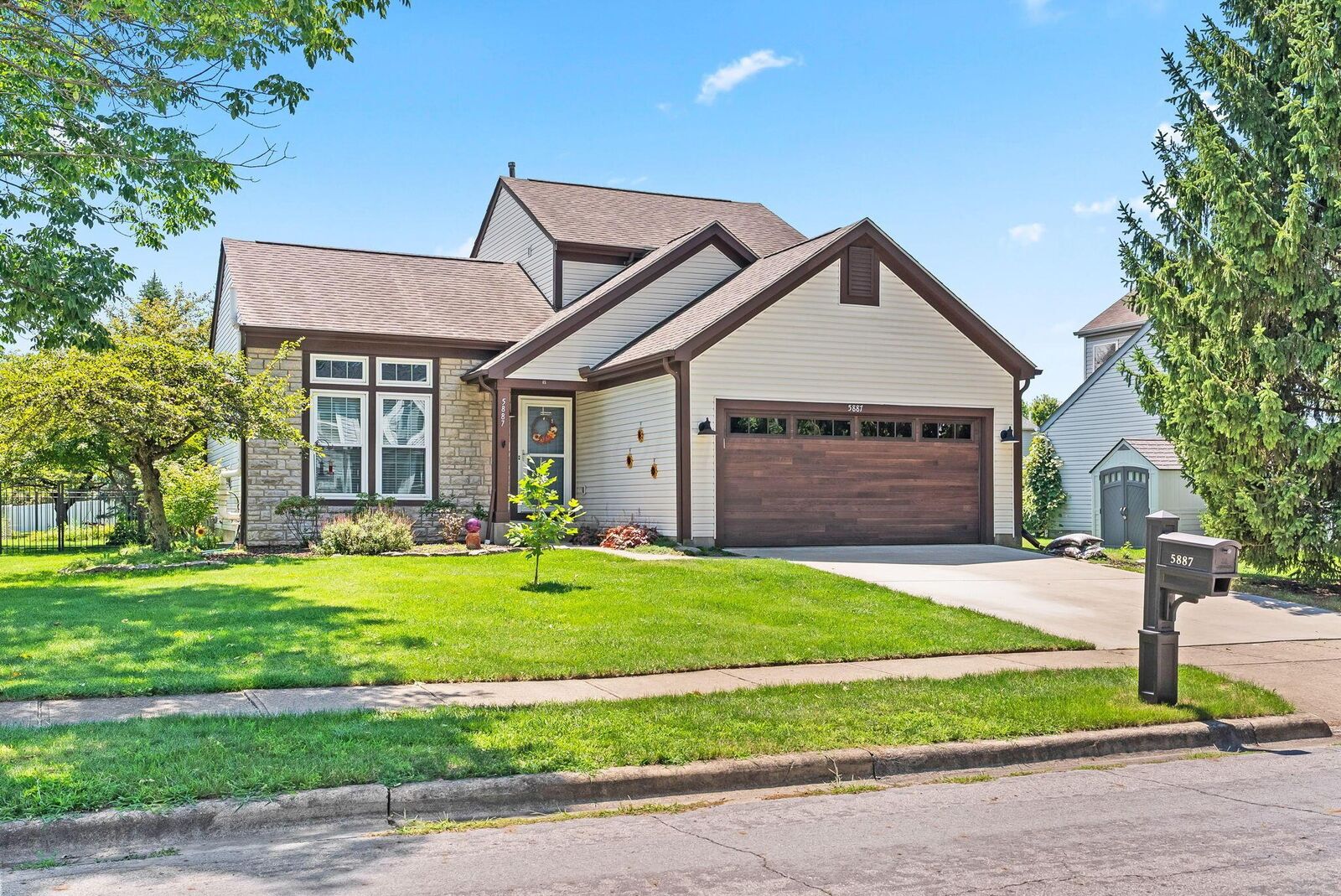 Property Photo:  5887 Luccis Court  OH 43228 