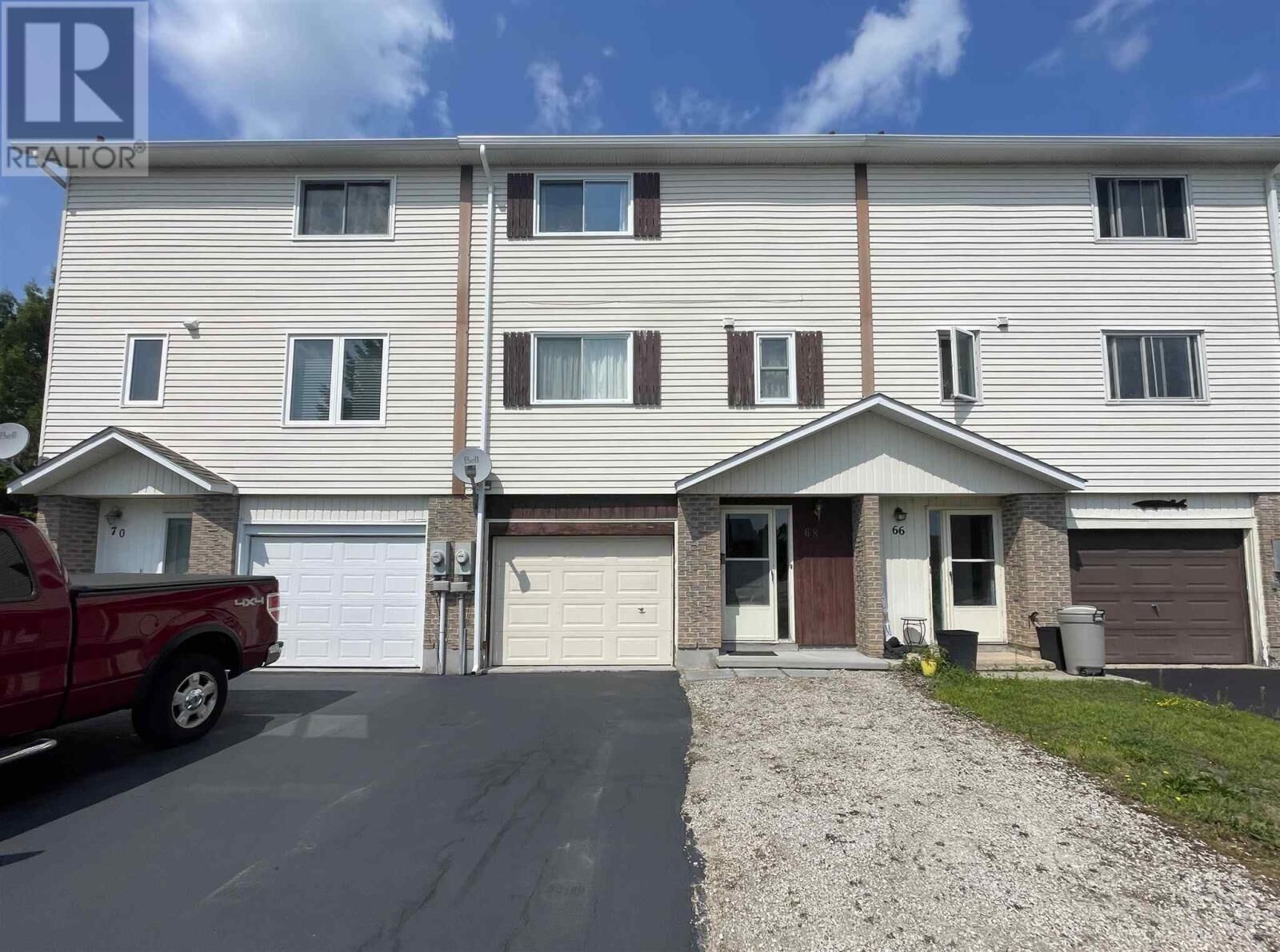 Property Photo: 68 Farquhar Pl ON P5A 2B3