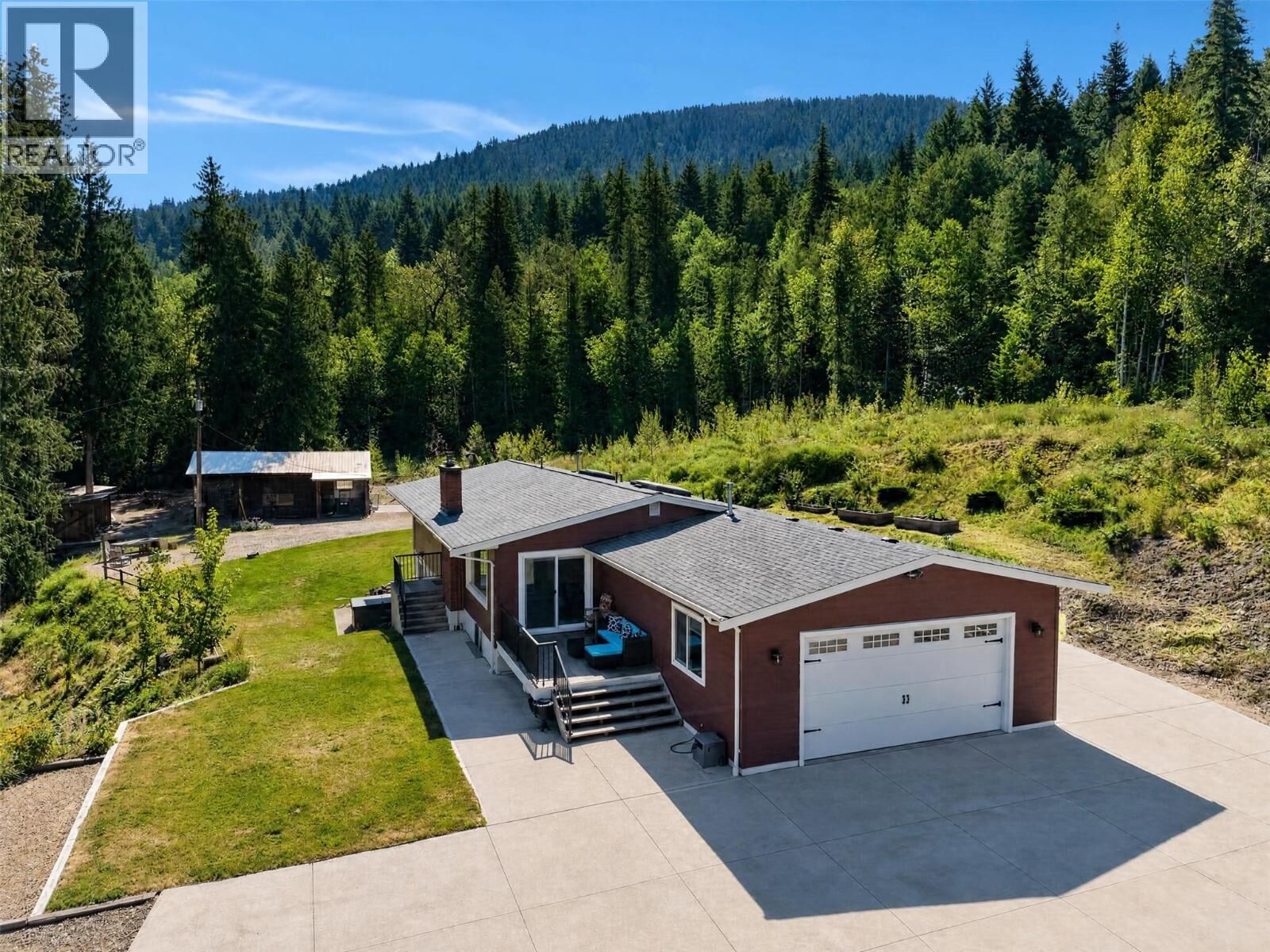 Property Photo: 450 20 Avenue Southwest BC V1E 1T6