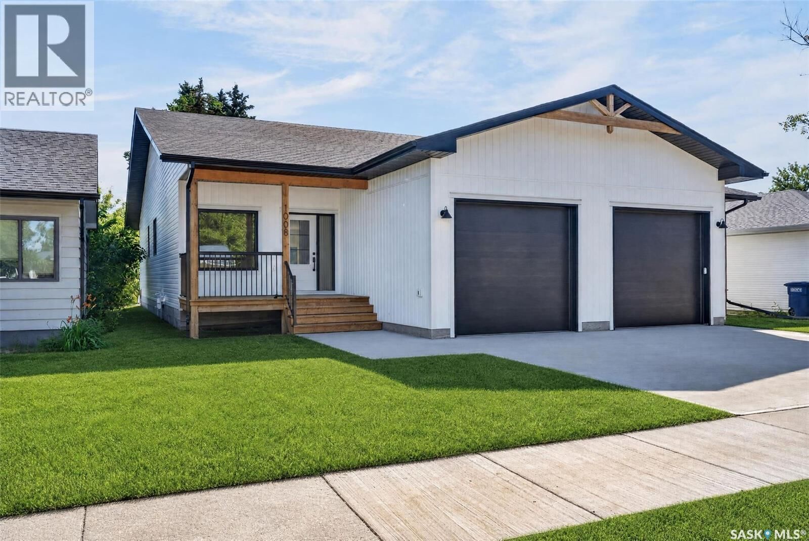 Property Photo: 1008 10th Street SK S0K 2A0