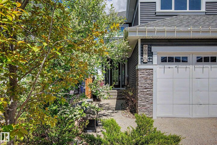 Photo de la propriété:  9036 24 Avenue SW  AB T6X 2C4 