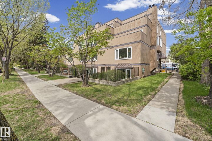 Property Photo:  10518 84 Avenue NW  AB T6E 2H4 