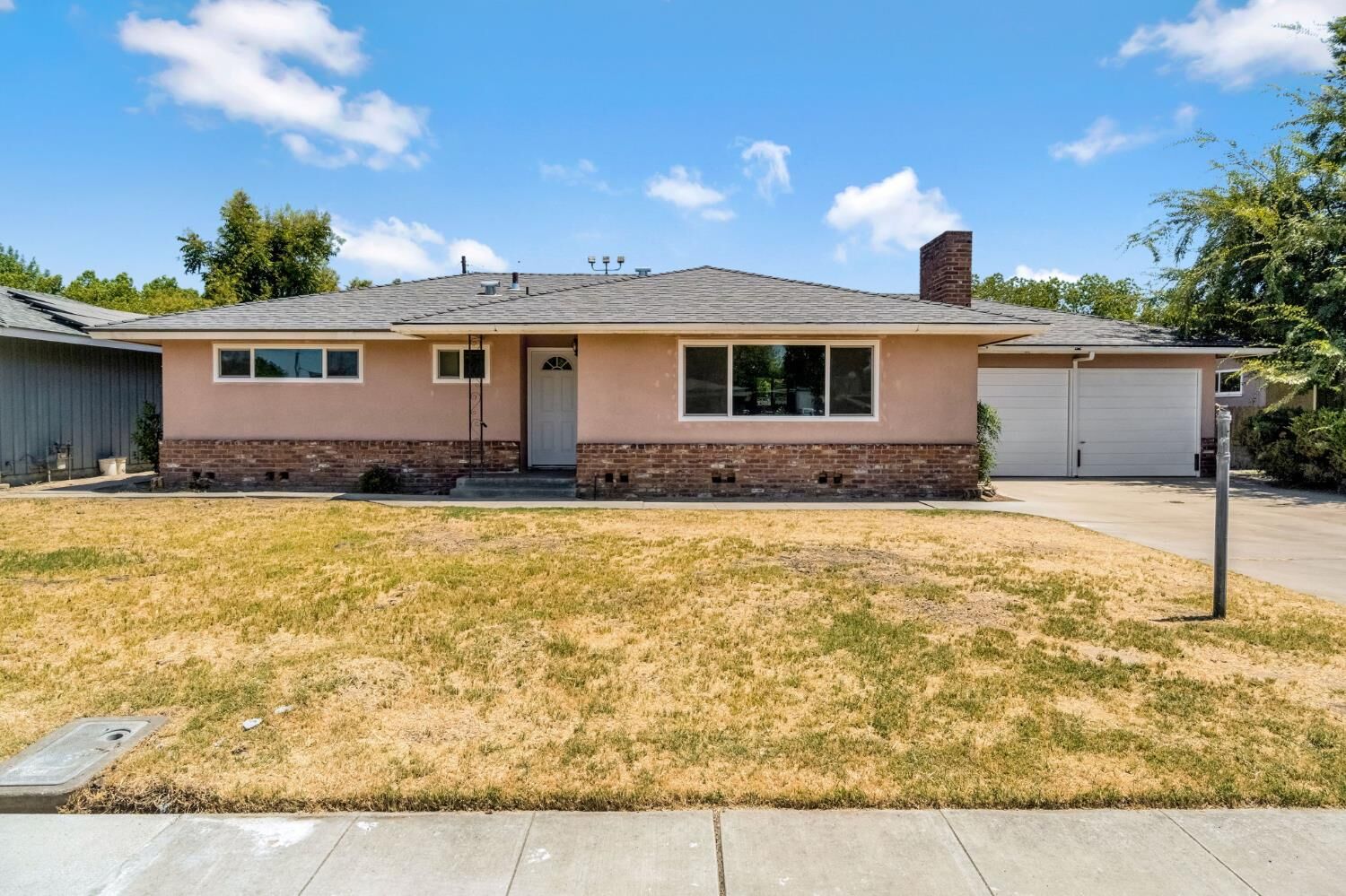 Property Photo:  880 I Street  CA 93648 