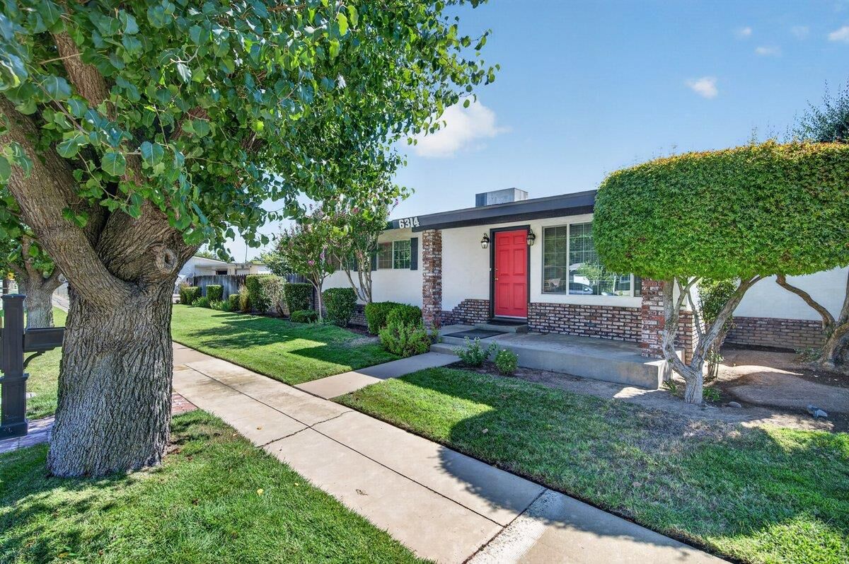 Property Photo: 6314 N Glenn Avenue CA 93704