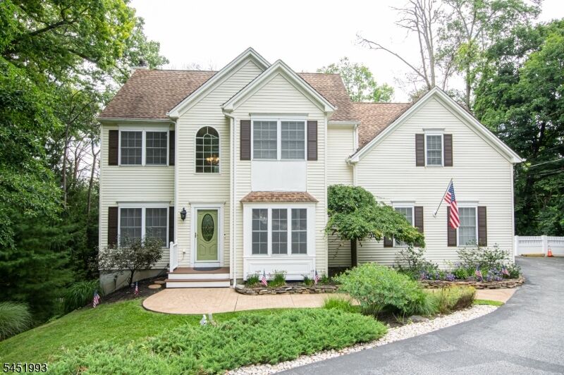 Property Photo:  7 White Oak Dr  NJ 07461 