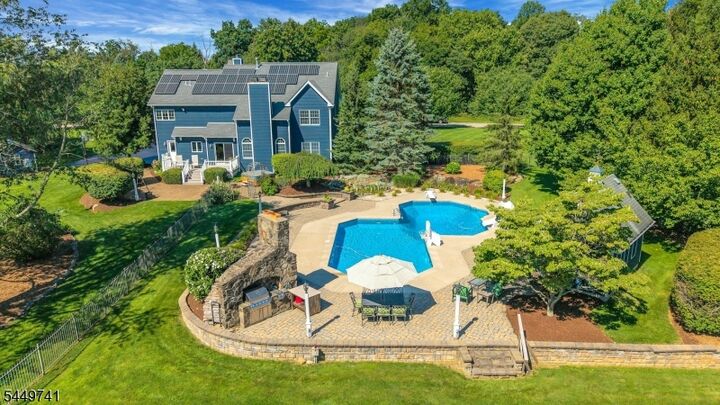 Property Photo:  7 Bentley Way  NJ 07853 
