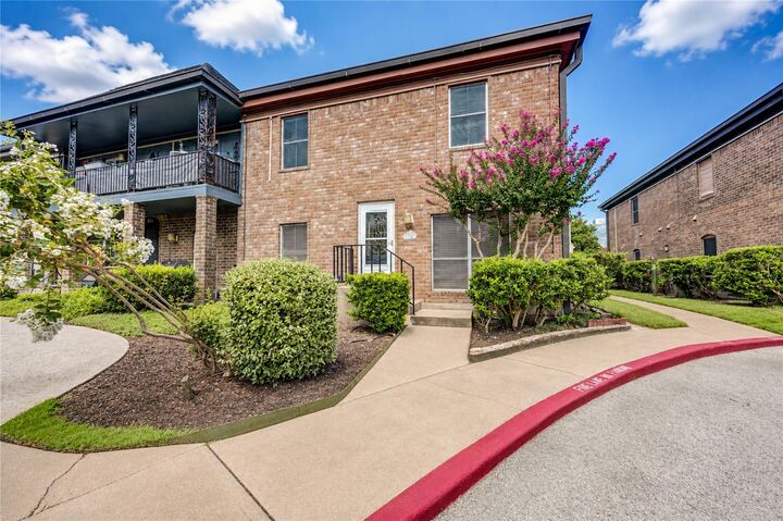 Property Photo: 830 Threadneedle Street 224 TX 77079