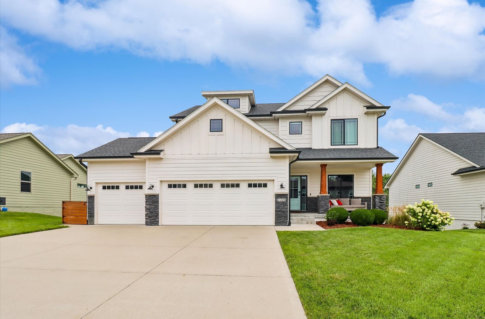 Property Photo: 2204 NE Park Drive IA 50111