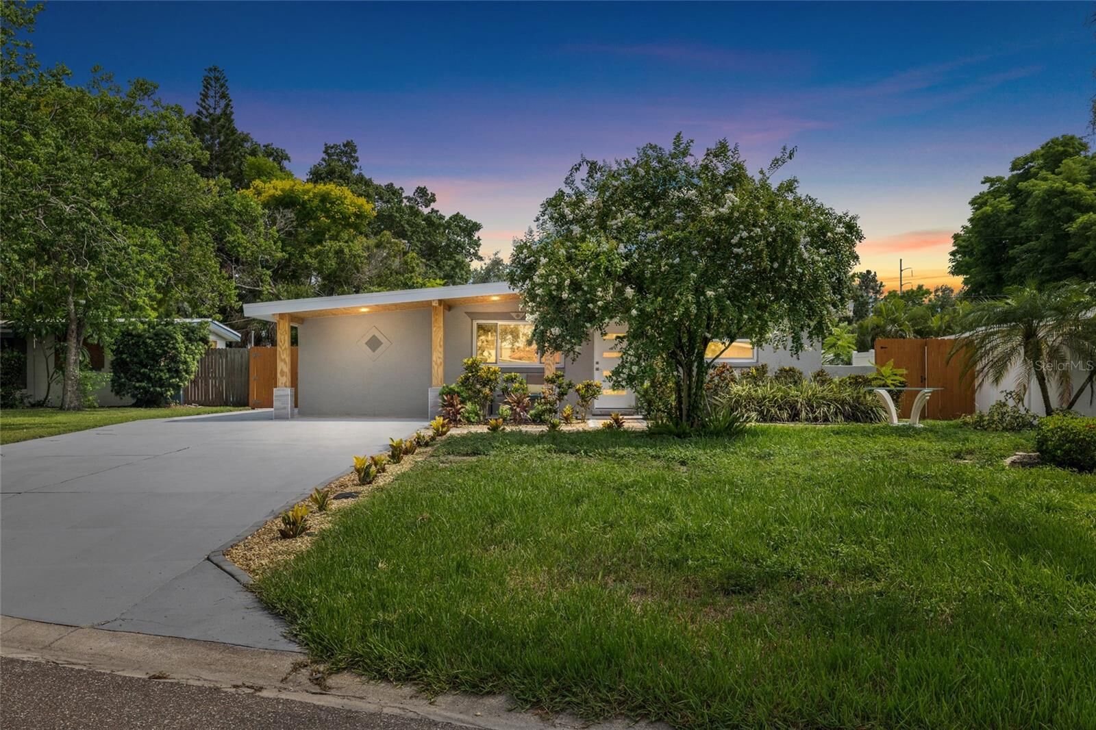 Property Photo: 138 Davison Avenue NE FL 33703