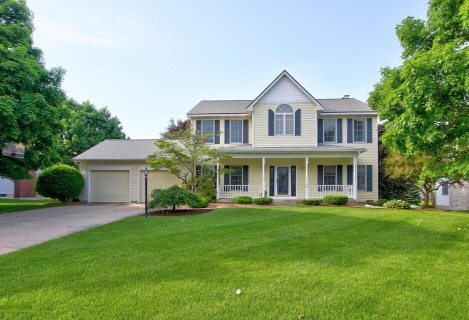 Property Photo: 1450 Penncross Drive SE MI 49316