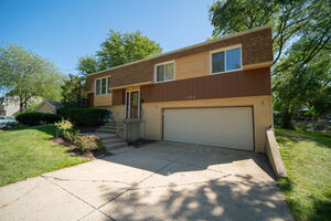 Property Photo: 1302 Oxford Lane IL 60189