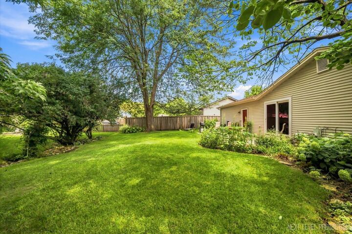 Property Photo: 306 Pin Oak Drive IL 60542